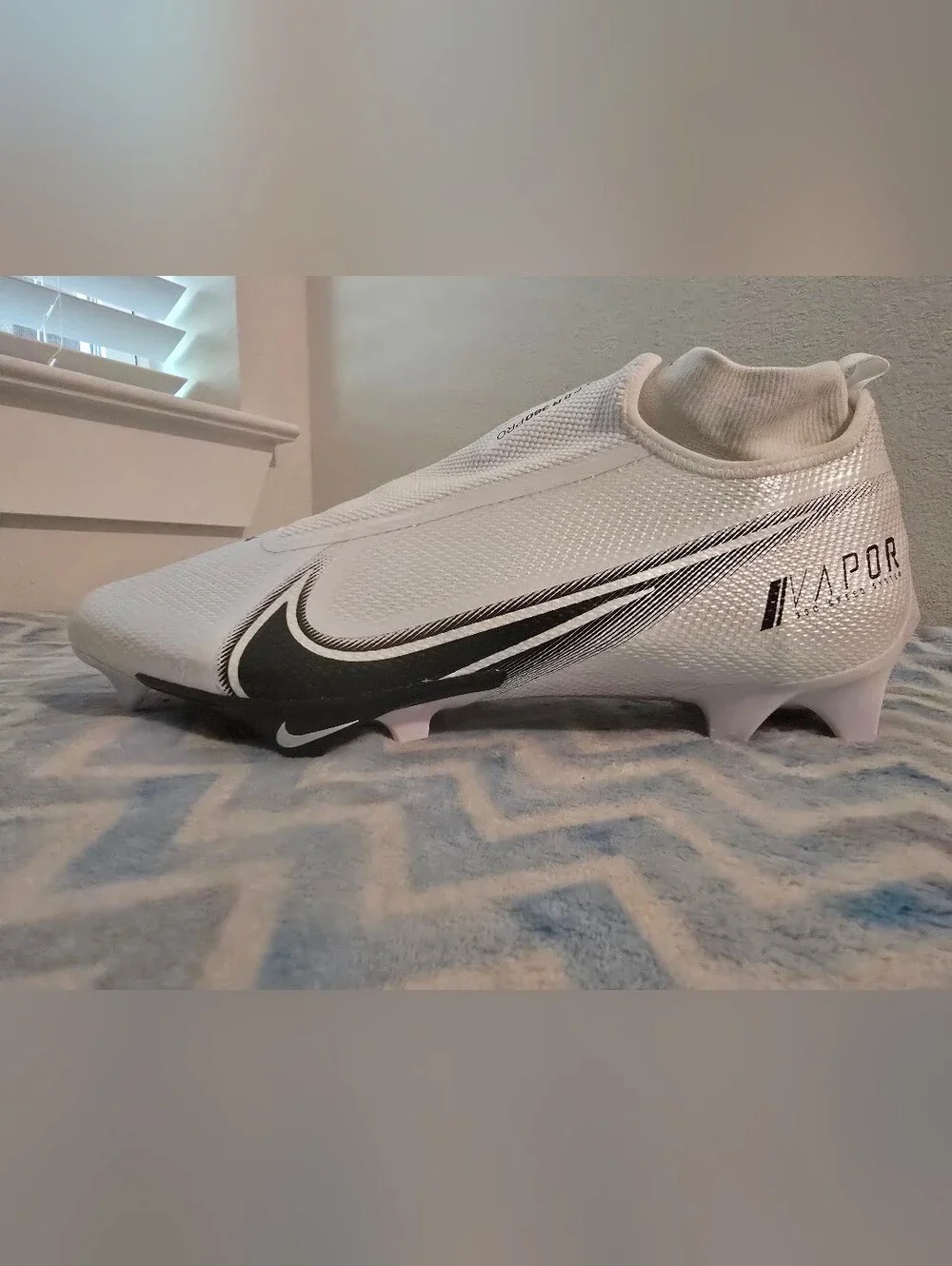 Nike Men’s White & Black Vapor Soccer Cleats (Low-Cut)